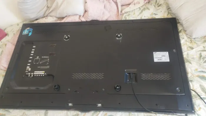 Vende-se TV com defeito em tela. 