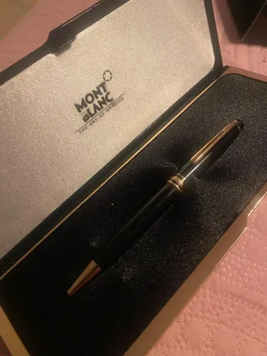 Caneta Montblanc Meisterstück Classique com corpo em resina preta revestida a ouro de