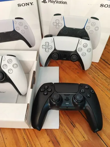 Controles na caixa semi novo PS5