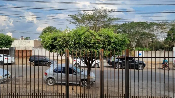 Imóvel comercial com duas frentes sendo uma delas para a na Av Dom Wunibaldo em Rondonópol