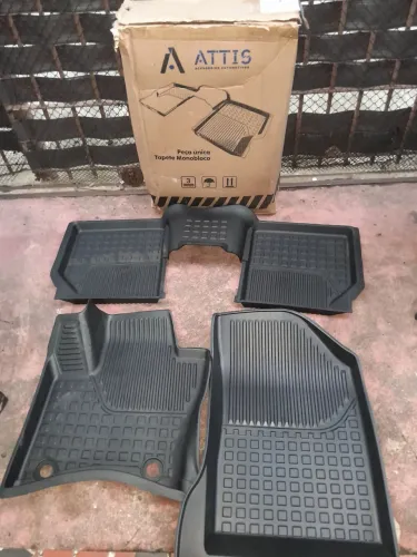 VENDO JOGO DE TAPETA BANDEJA MONOBLOCO PARA FIAT TORO NOVO NUNCA FOi USADO VALOR 250,00