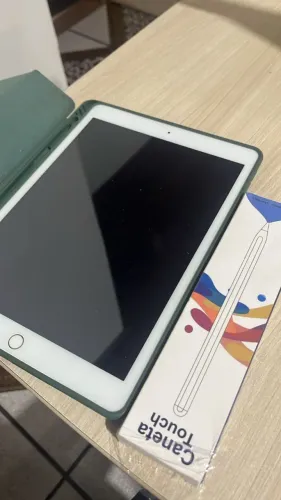 iPad 7 com capa, cabo e caneta