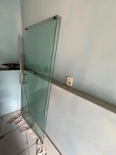 PORTA DE VIDRO TEMPERADO, BLINDEX, DUAS FOLHAS, usada, em bom estado de conservação.