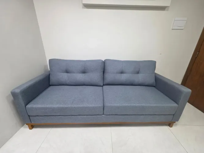 Sofá sofisticado no linho azul 