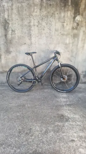 Bicicleta 29 com k7 e freio hidráulico