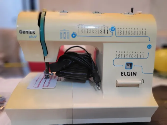 Vendo máquina de costura Elgin Genius Plus JX-4035, 31 pontos, em ótimo estado!