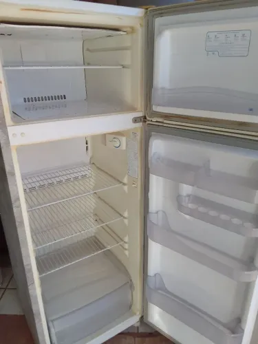 Vendo Geladeira Consul de 330L