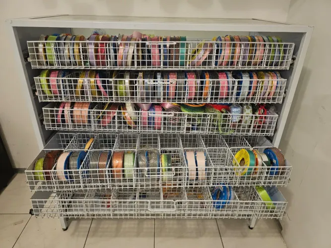 Pratileira para fitasd e laços