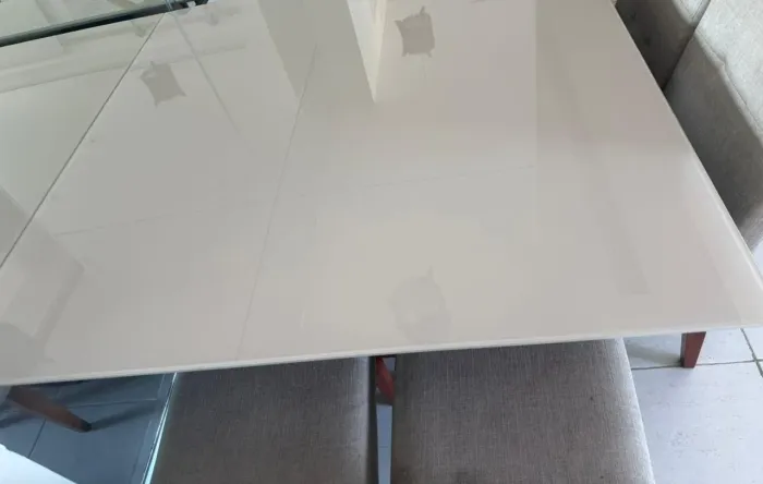 Mesa com 4 cadeiras em excelente estado
