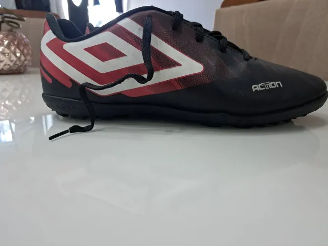 Chuteira Umbro Action Vermelha Tamanho 41.
