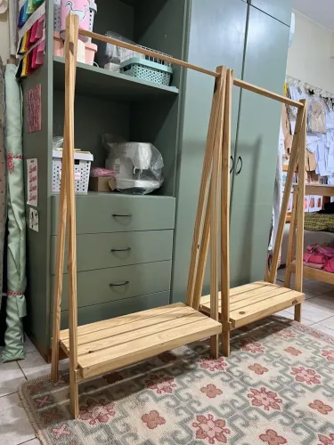 Arara de roupa pinus