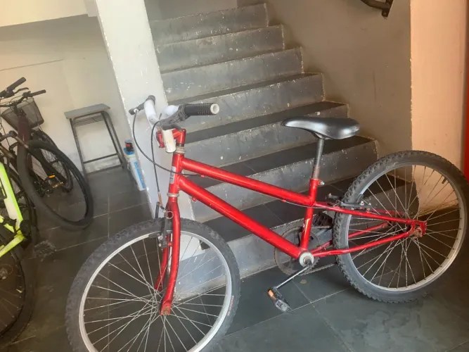 Bicicleta vermelha metálica