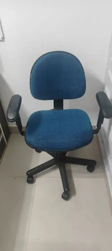 Cadeira de Escritório Giratória com Braços - R$ 150,00