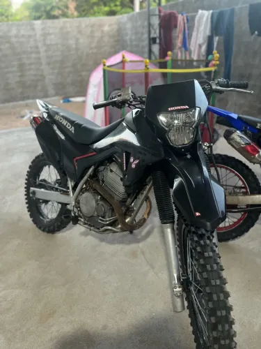 Vendo moto de trilha com placa