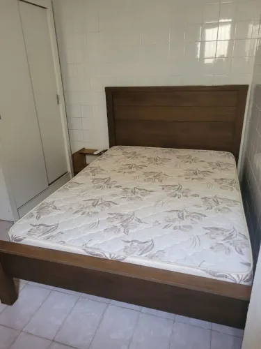 Cama de casal com colchao de espuma. NÃO ENTREGO.