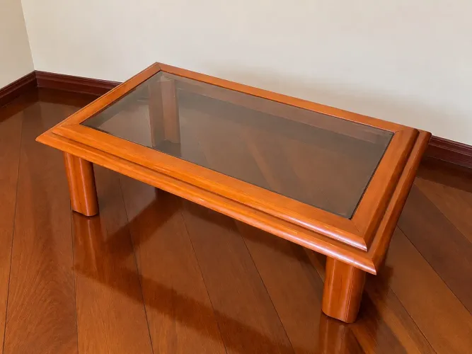  Mesa de centro em madeira maciça com tampo de vidro