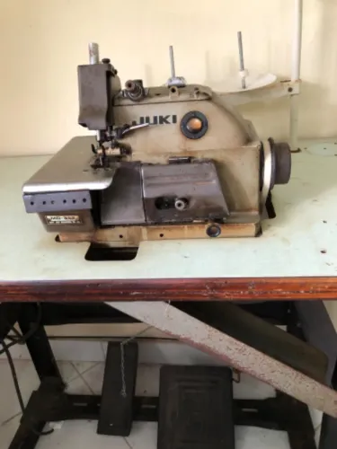 Overloque industrial JUKI usada .