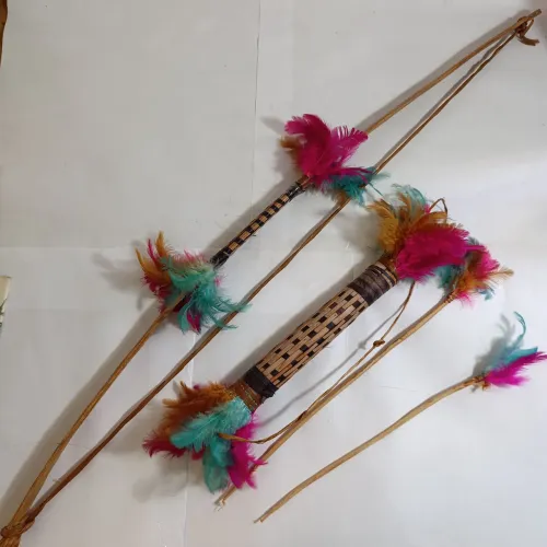 Arco e Flecha com Penas Azuis e Rosas