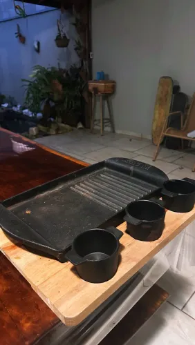 Título: Chapa de Petiscos de Ferro Fundido com 3 Molheiras e Suporte de Madeira