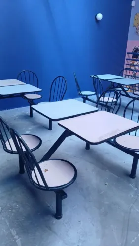 MESA COM CADEIRAS ACOPLADAS, IDEAL PARA REFEITÓRIOS E LANCHONETES