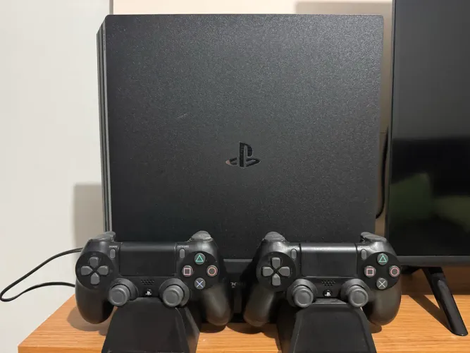 Play Station 4 Pro 1 Tb com Apoio