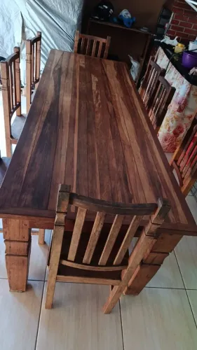 Mesa de madeira maciça