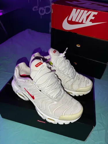 Nike air max plus x supreme 