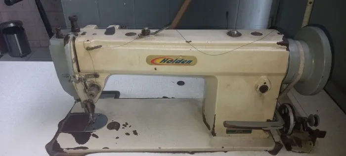 Maquina de costura reta transporte duplo em bom estado idela para tecidos pesados..