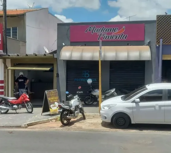 Casa com salão comercial á venda- Localização estratégica para morar e investir!