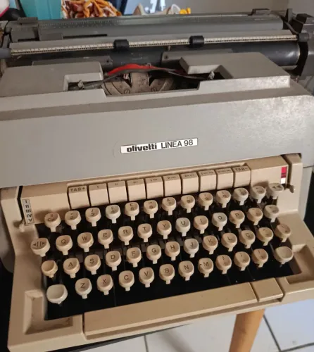 Máquina de escrever Olivetti para colecionador