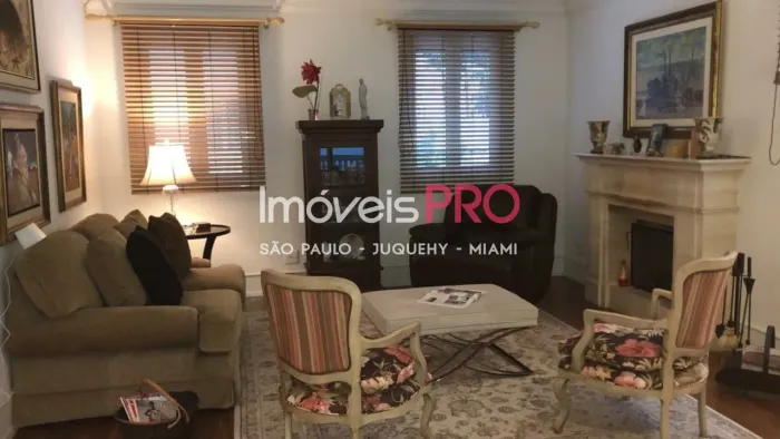 Linda casa em condomínio de 530m² com 4 suítes e 5 vagas.