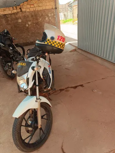 Vendo a moto interessado chamar PV preço a negociar