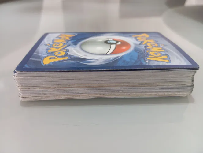 50 cartas pokémon com 5 brilhantes 