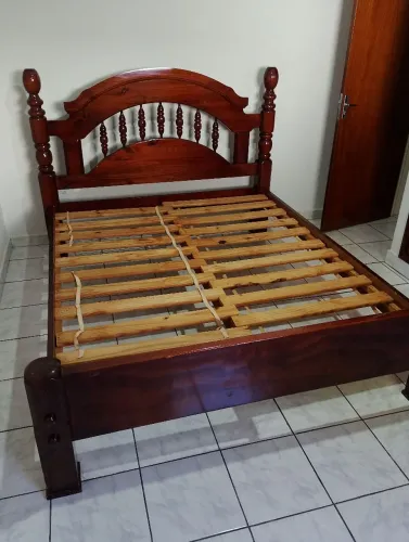 Cama casal tamanho Queen madeira nobre maciça