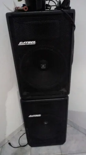Caixa de som com pedestal