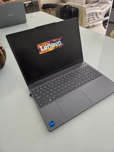 Lenovo ideapad slim i5 8gb DDR5