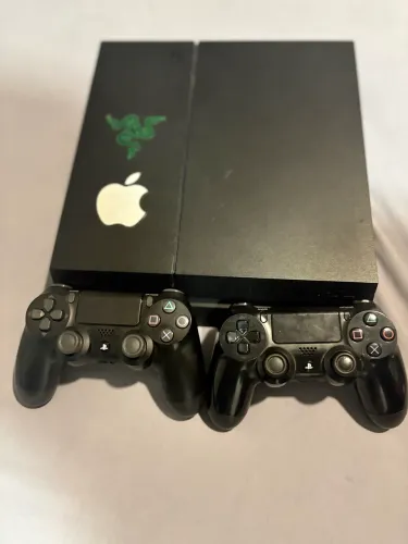 PlayStation 4 fat - 11 jogos - 2 controles + 1 fone da JBL