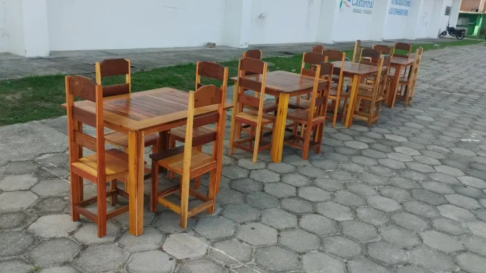 Mesa com 4 cadeiras