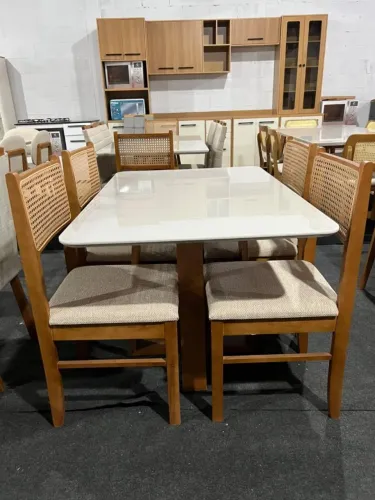 Mesa de Jantar com 04 cadeiras