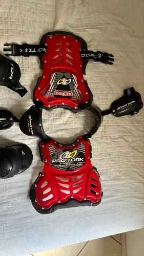 Kit Trilha/Moto Infantil Pro Tork Colete e Joelheira Vermelho