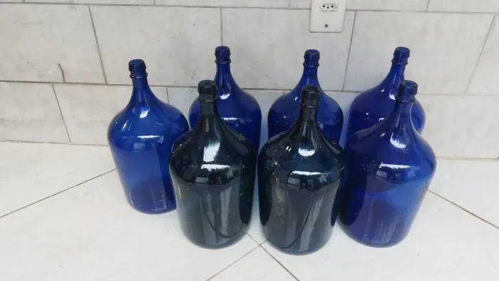 Garrafão de vinho azul ! 