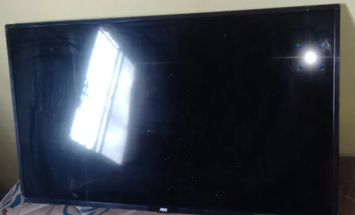 Televisão 43 AOC, display com defeito 