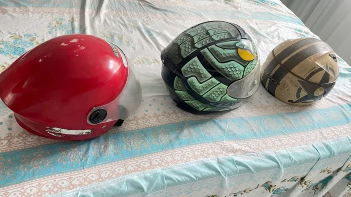 Três Capacetes