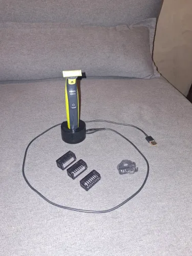 Oneblade a prova d'água com pentes, carregador e suporte de carregamento.