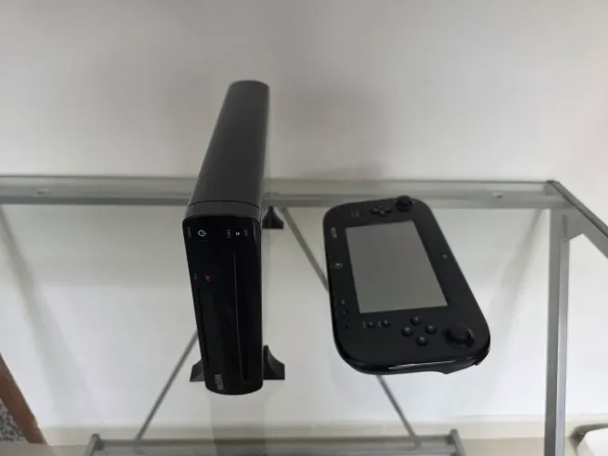 Wii U console e Game Pad. Não acompanha fontes.