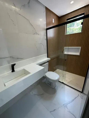 Condomínio Euro Ville - Linda casa de 2 pavimentos c/ 205 m² com 3 suítes, piscina e 2 vgs