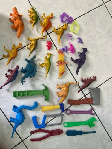 Lote dinossauros e ferramentas