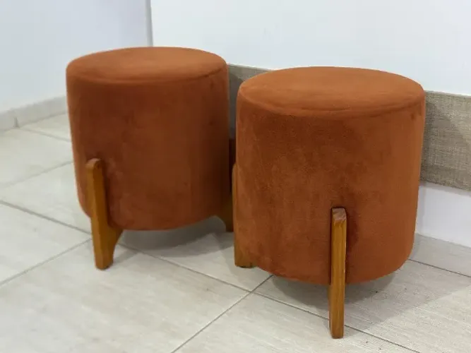 2 Puffs redondo luxo pés madeira maciça veludo terracota