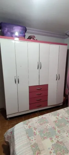 Guarda Roupa, Cômoda, Cama e Poltrona Rosa