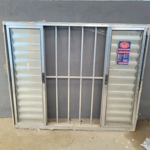 Vende-se Janela de alumínio com veneziana e grade.